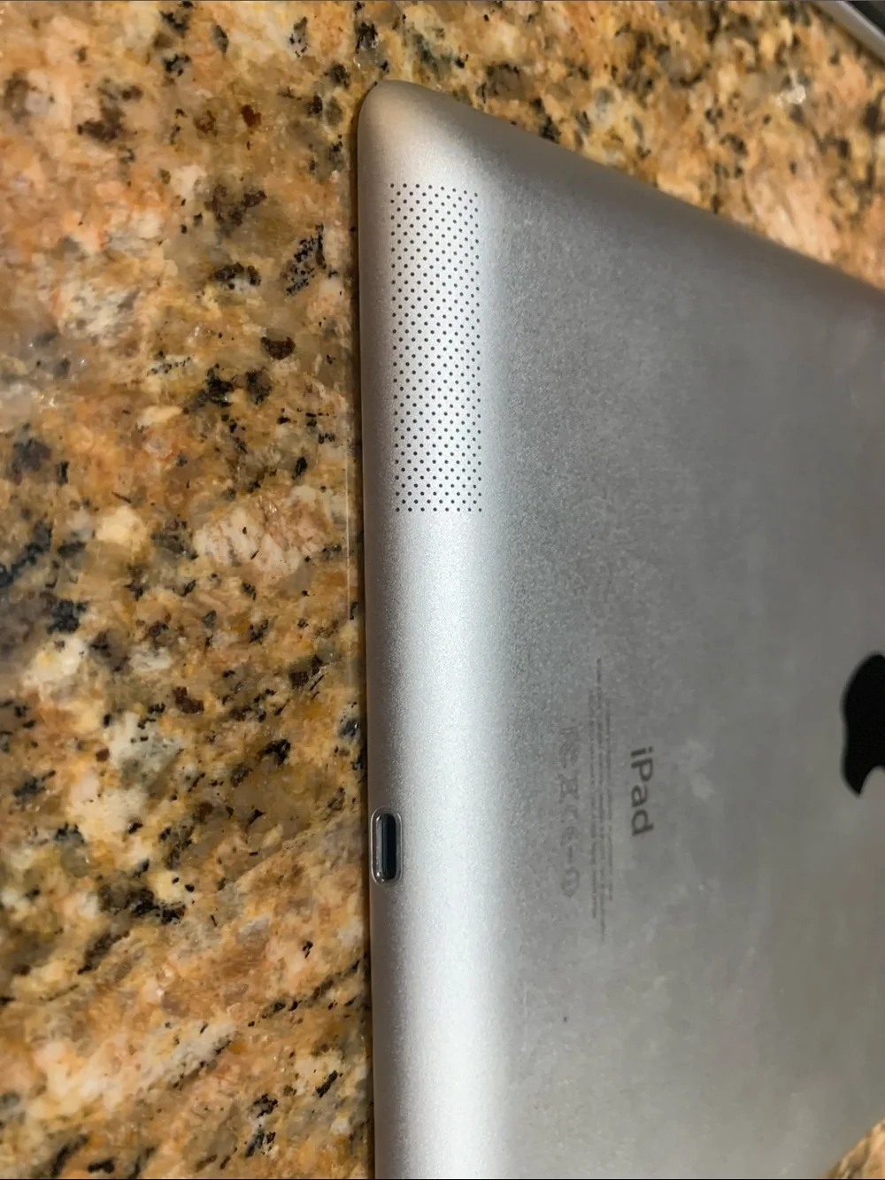 Like new IPAD Generation 4 with screen protector and magnet protection cover